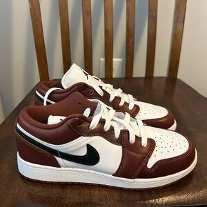 Air Jordan 1 Low SE Big Kids' Shoes HF3188-102, White/Dark Pony/Black size 6.5Y